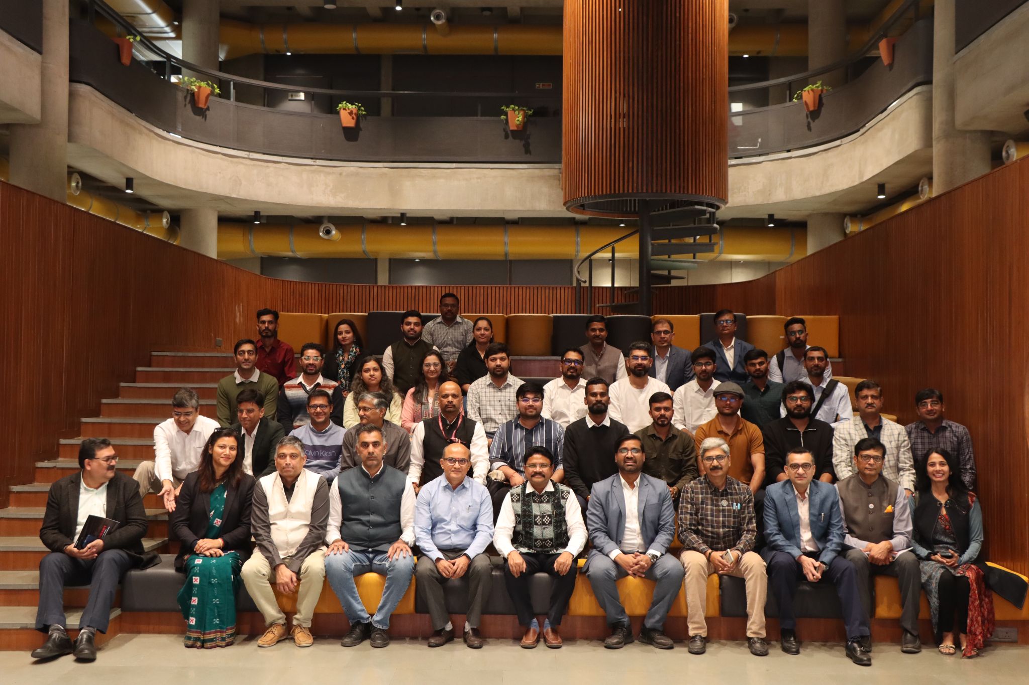 Dr Mukesh Mahaling, 𝐇𝐨𝐧’𝐛𝐥𝐞 𝐂𝐚𝐛𝐢𝐧𝐞𝐭 𝐌𝐢𝐧𝐢𝐬𝐭𝐞𝐫 𝐨𝐟 𝐇𝐞𝐚𝐥𝐭𝐡 & 𝐅𝐚𝐦𝐢𝐥𝐲 𝐖𝐞𝐥𝐟𝐚𝐫𝐞, 𝐏𝐚𝐫𝐥𝐢𝐚𝐦𝐞𝐧𝐭𝐚𝐫𝐲 𝐀𝐟𝐟𝐚𝐢𝐫𝐬, 𝐚𝐧𝐝 𝐄𝐥𝐞𝐜𝐭𝐫𝐨𝐧𝐢𝐜𝐬 & 𝐈𝐧𝐟𝐨𝐫𝐦𝐚𝐭𝐢𝐨𝐧 𝐓𝐞𝐜𝐡𝐧𝐨𝐥𝐨𝐠𝐲, 𝐆𝐨𝐯𝐞𝐫𝐧𝐦𝐞𝐧𝐭 𝐨𝐟 𝐎𝐝𝐢𝐬𝐡𝐚, visited i-Hub Gujarat