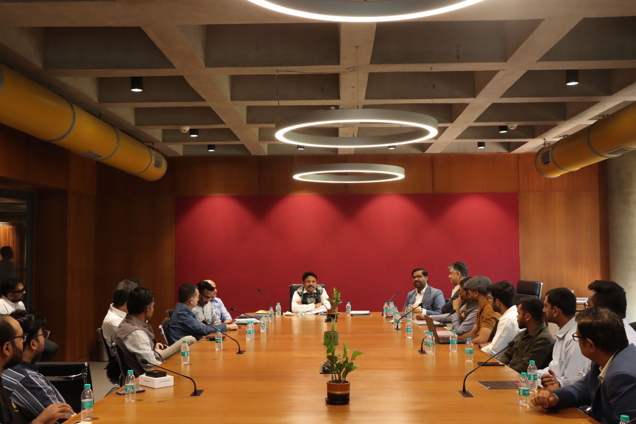 Dr Mukesh Mahaling, 𝐇𝐨𝐧’𝐛𝐥𝐞 𝐂𝐚𝐛𝐢𝐧𝐞𝐭 𝐌𝐢𝐧𝐢𝐬𝐭𝐞𝐫 𝐨𝐟 𝐇𝐞𝐚𝐥𝐭𝐡 & 𝐅𝐚𝐦𝐢𝐥𝐲 𝐖𝐞𝐥𝐟𝐚𝐫𝐞, 𝐏𝐚𝐫𝐥𝐢𝐚𝐦𝐞𝐧𝐭𝐚𝐫𝐲 𝐀𝐟𝐟𝐚𝐢𝐫𝐬, 𝐚𝐧𝐝 𝐄𝐥𝐞𝐜𝐭𝐫𝐨𝐧𝐢𝐜𝐬 & 𝐈𝐧𝐟𝐨𝐫𝐦𝐚𝐭𝐢𝐨𝐧 𝐓𝐞𝐜𝐡𝐧𝐨𝐥𝐨𝐠𝐲, 𝐆𝐨𝐯𝐞𝐫𝐧𝐦𝐞𝐧𝐭 𝐨𝐟 𝐎𝐝𝐢𝐬𝐡𝐚, visited i-Hub Gujarat