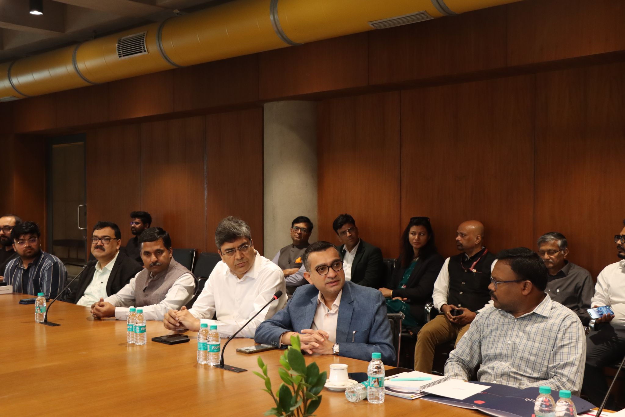 Dr Mukesh Mahaling, 𝐇𝐨𝐧’𝐛𝐥𝐞 𝐂𝐚𝐛𝐢𝐧𝐞𝐭 𝐌𝐢𝐧𝐢𝐬𝐭𝐞𝐫 𝐨𝐟 𝐇𝐞𝐚𝐥𝐭𝐡 & 𝐅𝐚𝐦𝐢𝐥𝐲 𝐖𝐞𝐥𝐟𝐚𝐫𝐞, 𝐏𝐚𝐫𝐥𝐢𝐚𝐦𝐞𝐧𝐭𝐚𝐫𝐲 𝐀𝐟𝐟𝐚𝐢𝐫𝐬, 𝐚𝐧𝐝 𝐄𝐥𝐞𝐜𝐭𝐫𝐨𝐧𝐢𝐜𝐬 & 𝐈𝐧𝐟𝐨𝐫𝐦𝐚𝐭𝐢𝐨𝐧 𝐓𝐞𝐜𝐡𝐧𝐨𝐥𝐨𝐠𝐲, 𝐆𝐨𝐯𝐞𝐫𝐧𝐦𝐞𝐧𝐭 𝐨𝐟 𝐎𝐝𝐢𝐬𝐡𝐚, visited i-Hub Gujarat