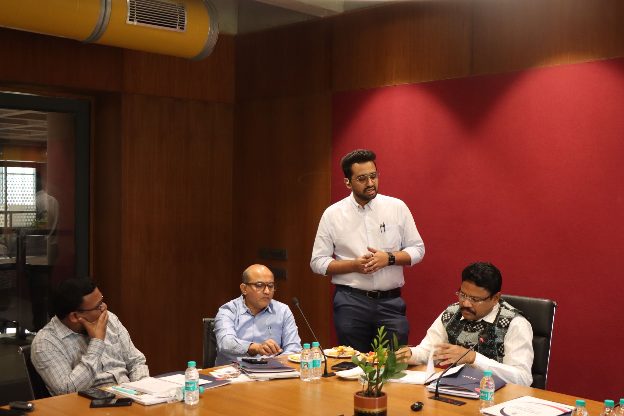 Dr Mukesh Mahaling, 𝐇𝐨𝐧’𝐛𝐥𝐞 𝐂𝐚𝐛𝐢𝐧𝐞𝐭 𝐌𝐢𝐧𝐢𝐬𝐭𝐞𝐫 𝐨𝐟 𝐇𝐞𝐚𝐥𝐭𝐡 & 𝐅𝐚𝐦𝐢𝐥𝐲 𝐖𝐞𝐥𝐟𝐚𝐫𝐞, 𝐏𝐚𝐫𝐥𝐢𝐚𝐦𝐞𝐧𝐭𝐚𝐫𝐲 𝐀𝐟𝐟𝐚𝐢𝐫𝐬, 𝐚𝐧𝐝 𝐄𝐥𝐞𝐜𝐭𝐫𝐨𝐧𝐢𝐜𝐬 & 𝐈𝐧𝐟𝐨𝐫𝐦𝐚𝐭𝐢𝐨𝐧 𝐓𝐞𝐜𝐡𝐧𝐨𝐥𝐨𝐠𝐲, 𝐆𝐨𝐯𝐞𝐫𝐧𝐦𝐞𝐧𝐭 𝐨𝐟 𝐎𝐝𝐢𝐬𝐡𝐚, visited i-Hub Gujarat