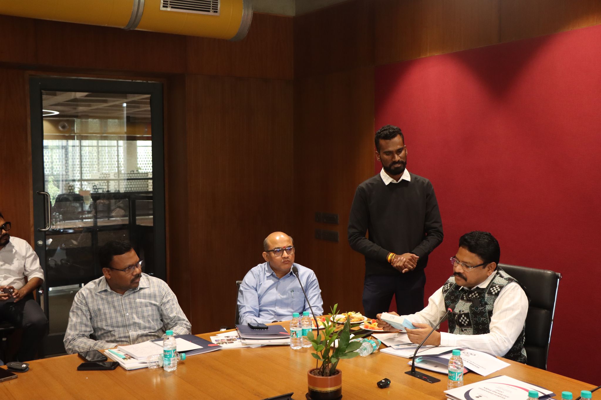 Dr Mukesh Mahaling, 𝐇𝐨𝐧’𝐛𝐥𝐞 𝐂𝐚𝐛𝐢𝐧𝐞𝐭 𝐌𝐢𝐧𝐢𝐬𝐭𝐞𝐫 𝐨𝐟 𝐇𝐞𝐚𝐥𝐭𝐡 & 𝐅𝐚𝐦𝐢𝐥𝐲 𝐖𝐞𝐥𝐟𝐚𝐫𝐞, 𝐏𝐚𝐫𝐥𝐢𝐚𝐦𝐞𝐧𝐭𝐚𝐫𝐲 𝐀𝐟𝐟𝐚𝐢𝐫𝐬, 𝐚𝐧𝐝 𝐄𝐥𝐞𝐜𝐭𝐫𝐨𝐧𝐢𝐜𝐬 & 𝐈𝐧𝐟𝐨𝐫𝐦𝐚𝐭𝐢𝐨𝐧 𝐓𝐞𝐜𝐡𝐧𝐨𝐥𝐨𝐠𝐲, 𝐆𝐨𝐯𝐞𝐫𝐧𝐦𝐞𝐧𝐭 𝐨𝐟 𝐎𝐝𝐢𝐬𝐡𝐚, visited i-Hub Gujarat