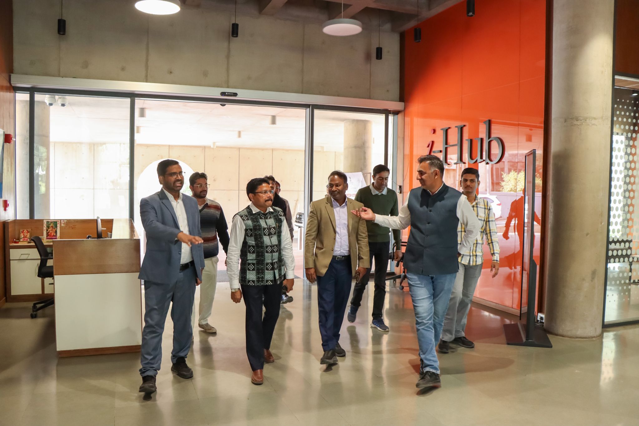 Dr Mukesh Mahaling, 𝐇𝐨𝐧’𝐛𝐥𝐞 𝐂𝐚𝐛𝐢𝐧𝐞𝐭 𝐌𝐢𝐧𝐢𝐬𝐭𝐞𝐫 𝐨𝐟 𝐇𝐞𝐚𝐥𝐭𝐡 & 𝐅𝐚𝐦𝐢𝐥𝐲 𝐖𝐞𝐥𝐟𝐚𝐫𝐞, 𝐏𝐚𝐫𝐥𝐢𝐚𝐦𝐞𝐧𝐭𝐚𝐫𝐲 𝐀𝐟𝐟𝐚𝐢𝐫𝐬, 𝐚𝐧𝐝 𝐄𝐥𝐞𝐜𝐭𝐫𝐨𝐧𝐢𝐜𝐬 & 𝐈𝐧𝐟𝐨𝐫𝐦𝐚𝐭𝐢𝐨𝐧 𝐓𝐞𝐜𝐡𝐧𝐨𝐥𝐨𝐠𝐲, 𝐆𝐨𝐯𝐞𝐫𝐧𝐦𝐞𝐧𝐭 𝐨𝐟 𝐎𝐝𝐢𝐬𝐡𝐚, visited i-Hub Gujarat