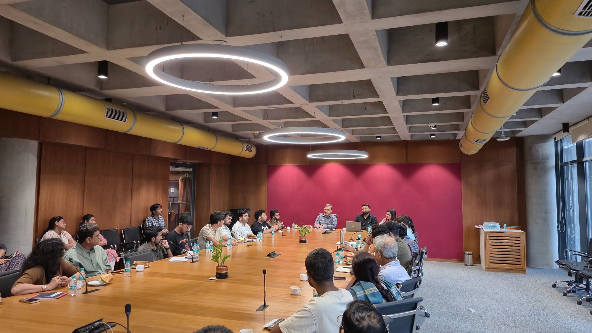 i-Hub Gujarat Hosts Round Table Consultation to Strengthen Startup Support